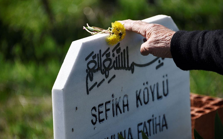 Aşk ve vefanın böylesi! Vefat eden eşini yalnız bırakmamak için köyde tek başına yaşıyor