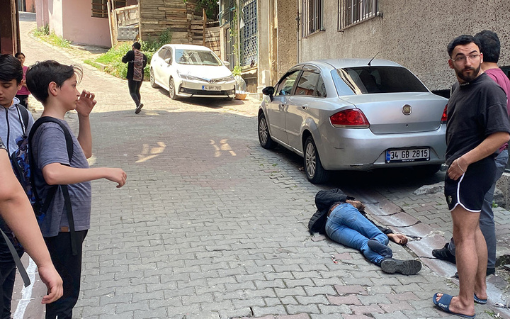 İstanbul’da akıl almaz olay! Hırsız kaçtığı çatıdan çocuğun üstüne düştü