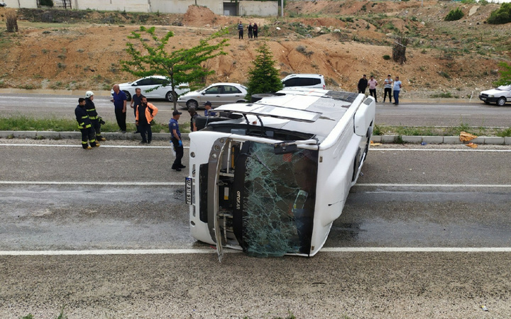 Antalya'da turistleri taşıyan midibüs devrildi! Çok sayıda yaralı var