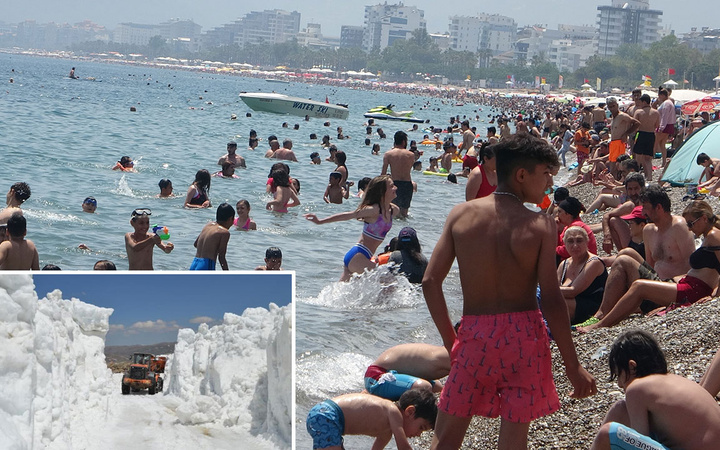 Antalya'da sıcaklık 30 dereceyi gördü sahiller tıklık tıklım! Hemen yanıbaşında 5 metre kar var