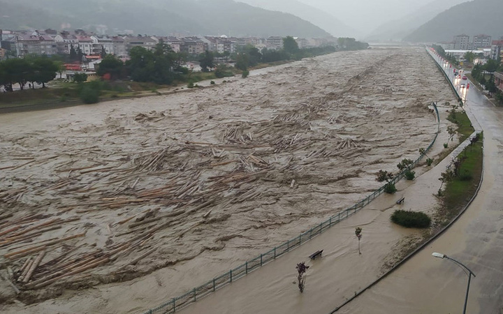 Sinop'ta sağanak su baskınlarına neden oldu! Ayancık'ta bir köy tedbir amaçlı boşaltıldı