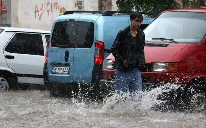 Tehlike bitmedi! Meteoroloji'den yeni hava durumu açıklaması İstanbul, Ankara, Antalya listeye bakın çok fena geliyor