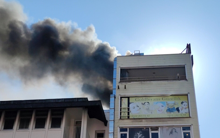 Bakırköy’de korkutan yangın! Kara dumanlar etrafı sardı!