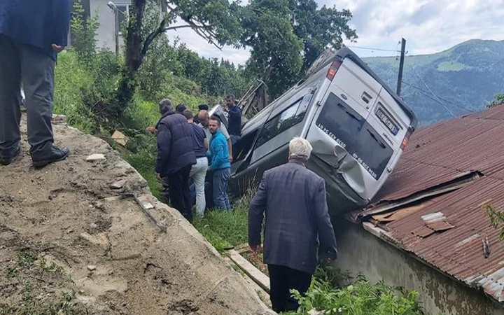 Trabzon'da cenazeye yolunda feci kaza! Evin çatısına düştü yaralılar var