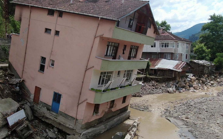 Sel felaketinde yan yatan evde skandal ortaya çıktı! 24 yıl önce bakın ne yapmışlar