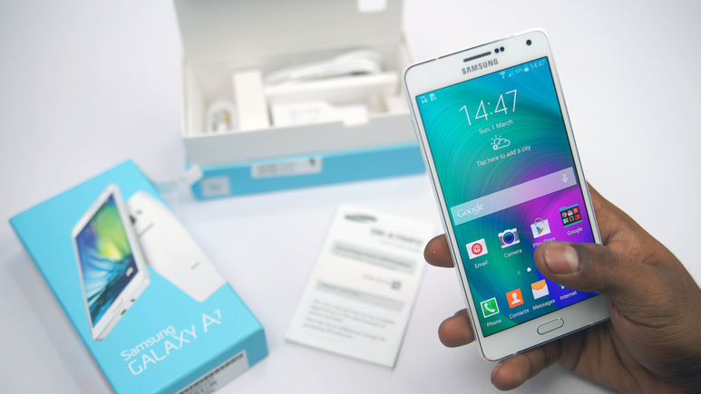 Samsung yeni telefonu Galaxy A7'yi tanıttı