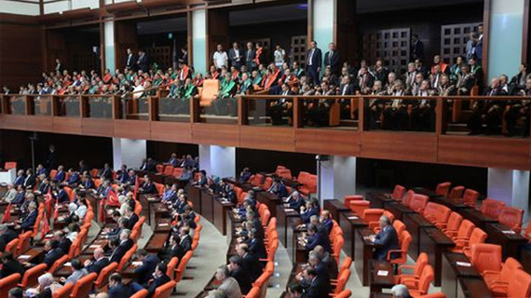 AK Parti'nin rektör önergesi geri çekildi