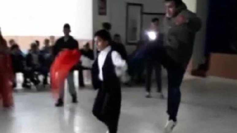 Sinsice arkadan yaklaştı düğünde oynayan çocuğa tekme attı