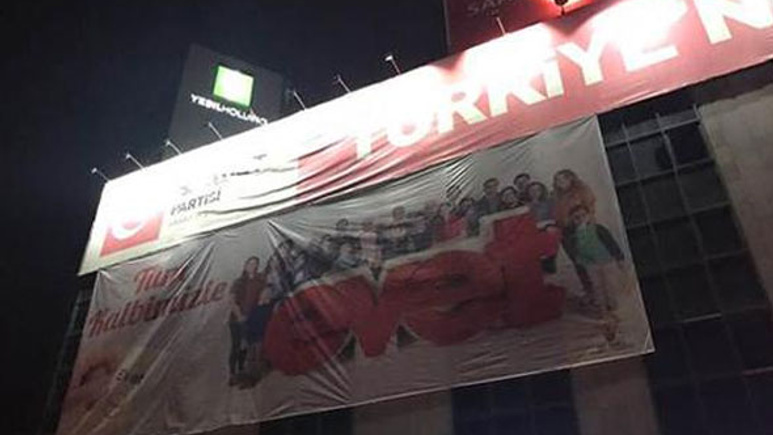Saadet Partisi binasında 'evet' pankartı astılar