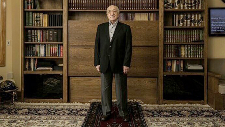 Gülen'in seccade üzerinde ayakkabı ile mesajı kime?