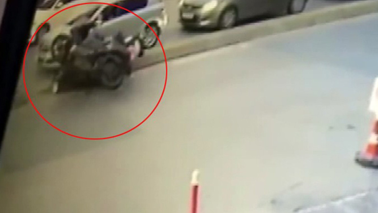 Feci kaza kamerada! Metrelerce uzağı fırladı
