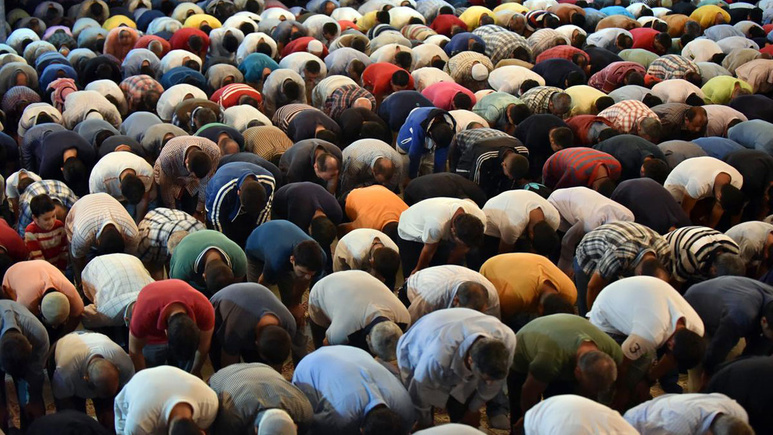Cuma namazı kaç rekat nasıl kılınır okunacak duaları hangisi