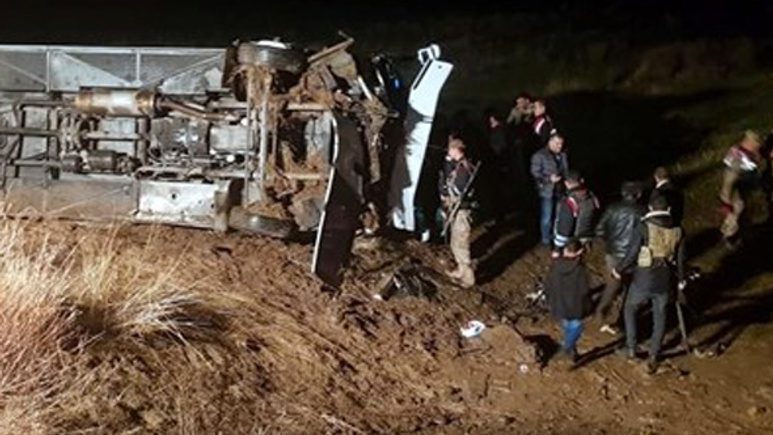 Yolcu otobüsü şarampole devrildi: 16 yaralı