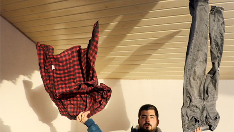Sivas'ta kapalı alanda asılan elbiseler de dondu