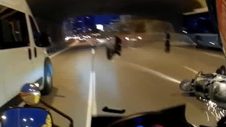 E-5 Karayolu’nda motosikletlinin metrelerce sürüklendiği kaza kamerada