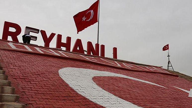 Afrin sınırındaki tepeye dev Türk bayrağı