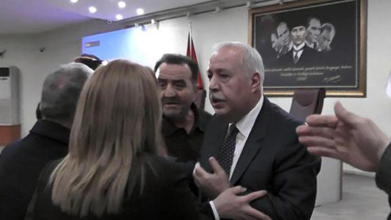 Ortalık fena karıştı! CHP'li üye MHP'li kadın üyenin üzerine yürüdü