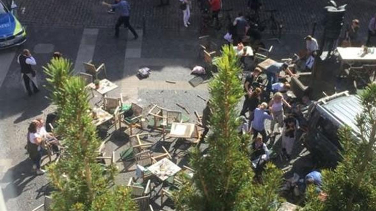 Almanya'da bir araç kalabalığa daldı: ölü ve yaralılar var!