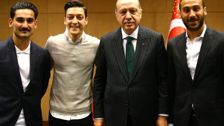 Almanlar içine sindiremedi! Merkel'i çıldırtan görüntü