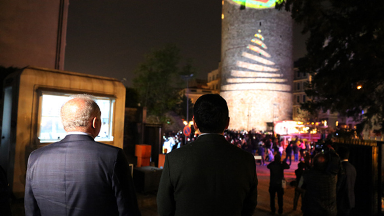 Başkan Uysal Video Mapping şovunu gençlerle birlikte izledi