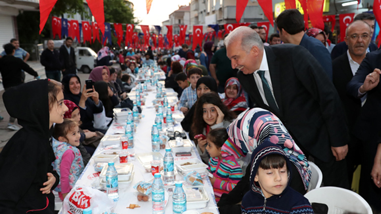 Başkan Uysal Ataşehirlilerle sokak iftarında buluştu