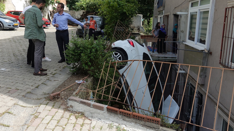 Otomobil apartman boşluğuna düştü