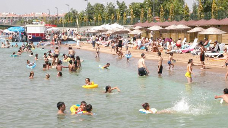 Denizi olmayan Eskişehir yapay plajı ile gözde oldu