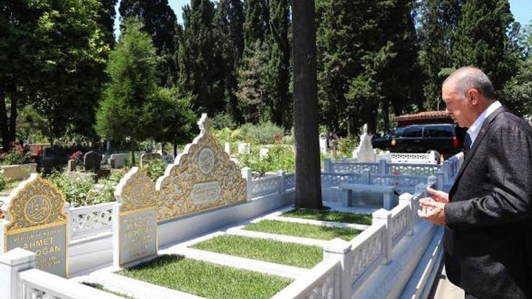 Erdoğan anne ve babasının mezarlarını ziyaret etti