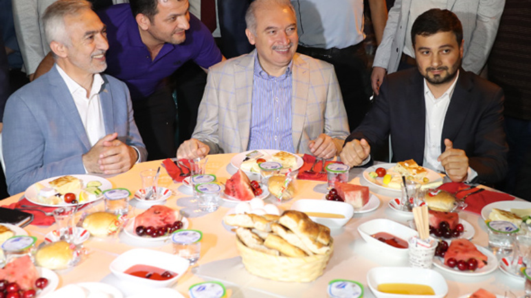 Başkan Mevlüt Uysal Kağıthanelilerle sahur yaptı!