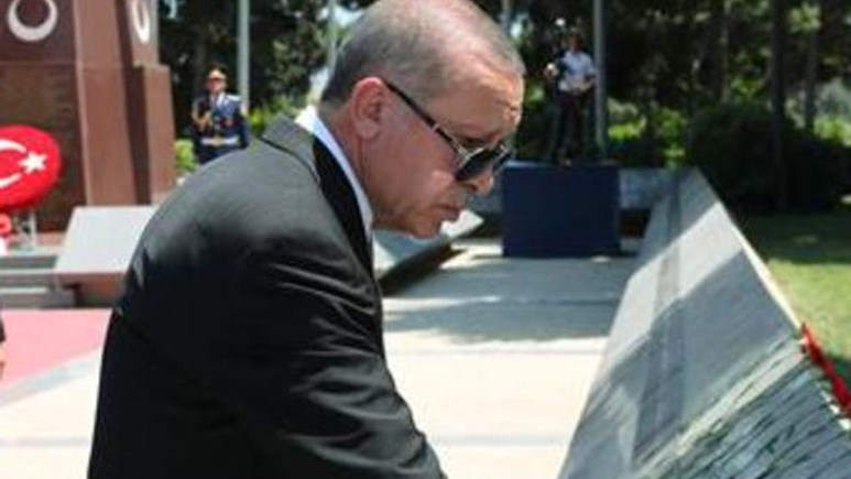 Cumhurbaşkanı Erdoğan Bakü'de Türk Şehitliği'ni ziyaret etti