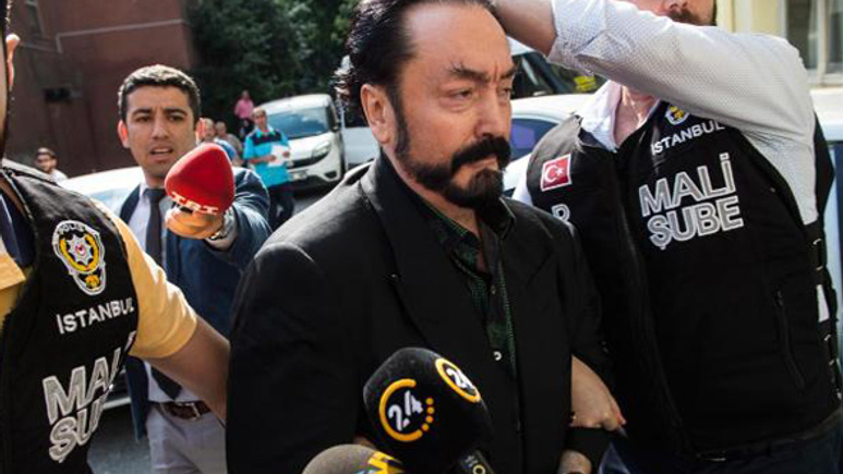 Adnan Oktar'dan gözaltında ilk mesaj!
