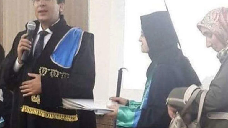 Görme engelli kızı için hukuk metinlerini defalarca okudu