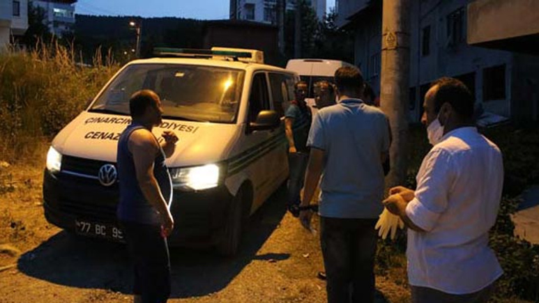 Kötü koku üzerine komşular ev sahibini arayınca...