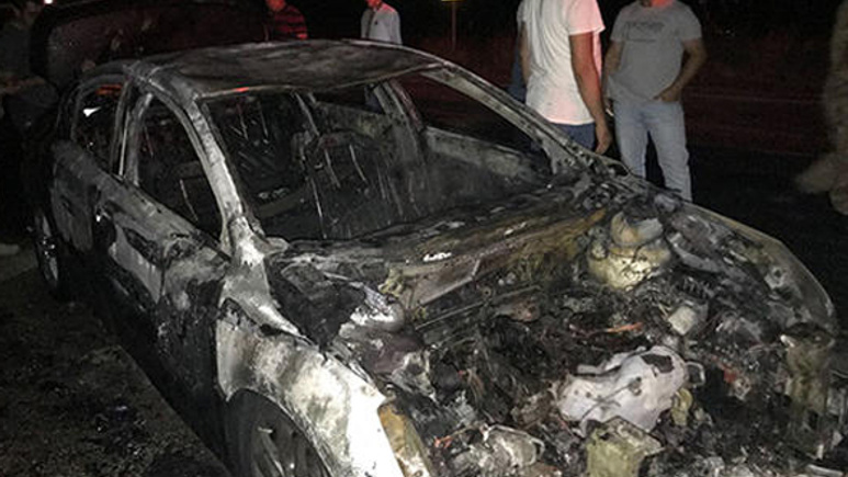 Kaymakamın bulunduğu araç alev aldı
