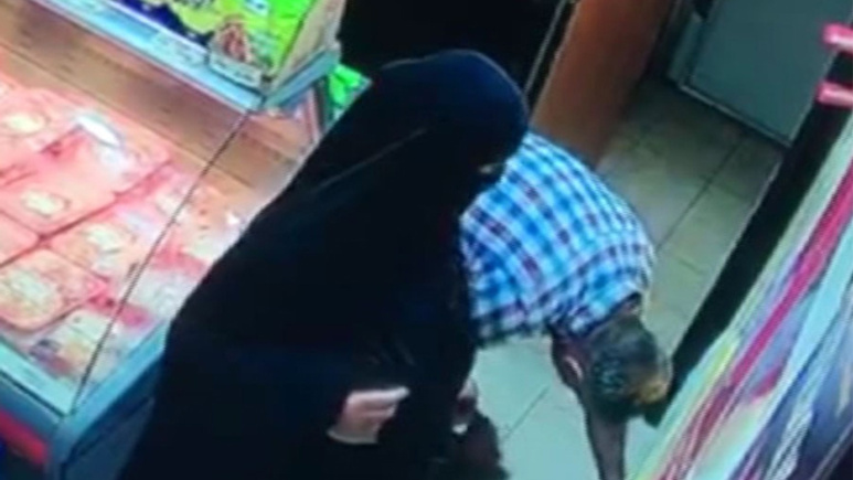 Çarşafıyla beş markette hırsızlık yaptı