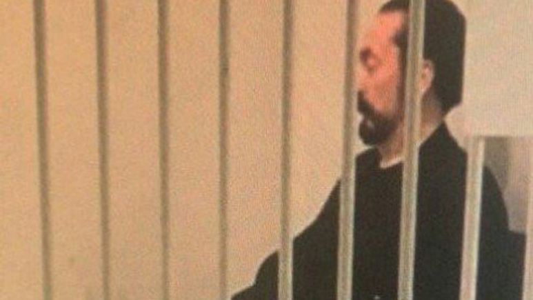 Adnan Oktar'ın nezarethane fotoğrafı kara kara düşünüyor