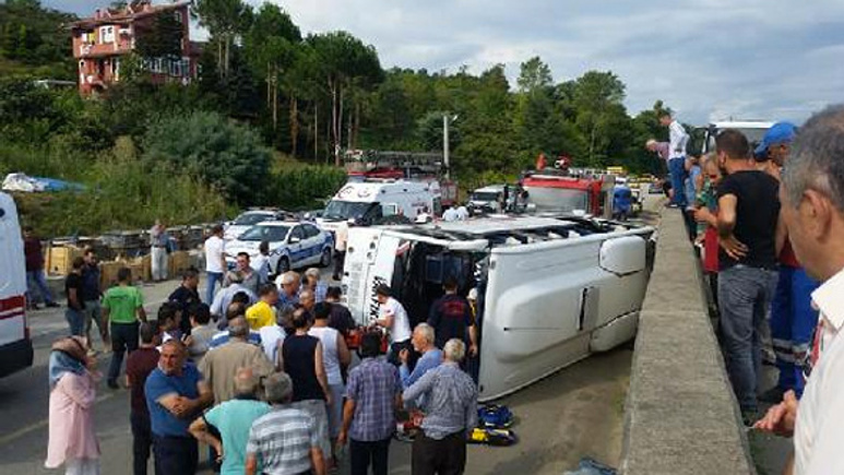 Trabzon'da midibüs devrildi: 2 ölü, 12 yaralı