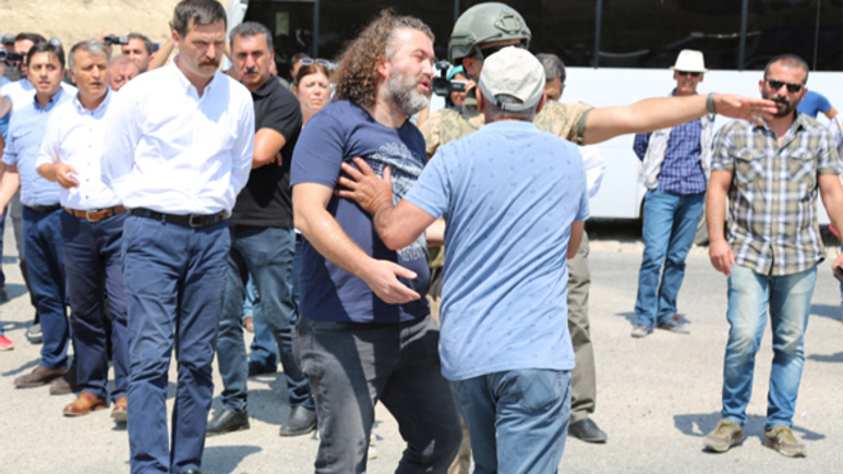 HDP'li vekiller polisle tartıştı yol kapattı