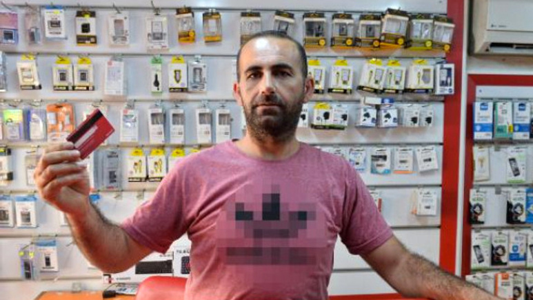 Plakalarındaki 'evleniyoruz' ve 'mutluyuz' yazılarıyla hırsızlık yaptılar
