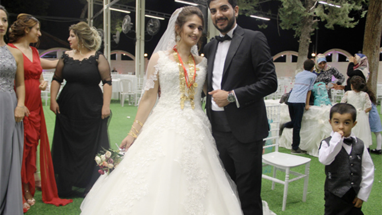 Damat düğüne gelen davetlileri bu pankartla karşıladı