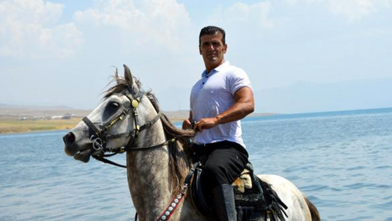 Doğasever vatandaş atıyla Van Gölü'ne girdi ve...