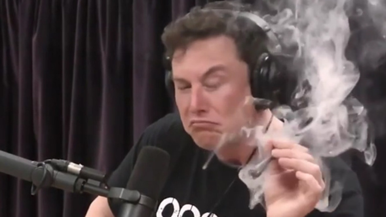Elon Musk canlı yayında esrar ve viski içti o video internete düştü