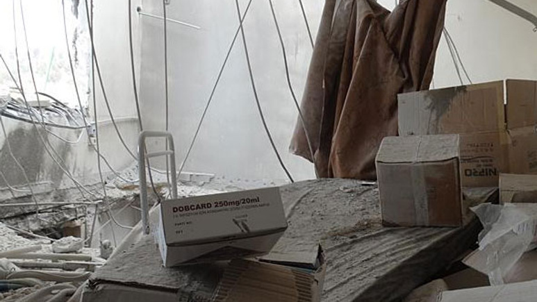 İdlib'de hastaneye varil bombalı saldırı