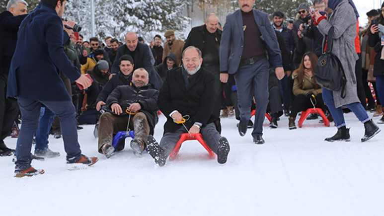 Eski Sağlık Bakanı Akdağ, gençlerle birlikte kızak kaydı