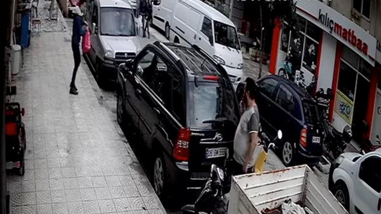 Gündüz vakti sokakta ortasında tuvalet ihtiyacını giderdi