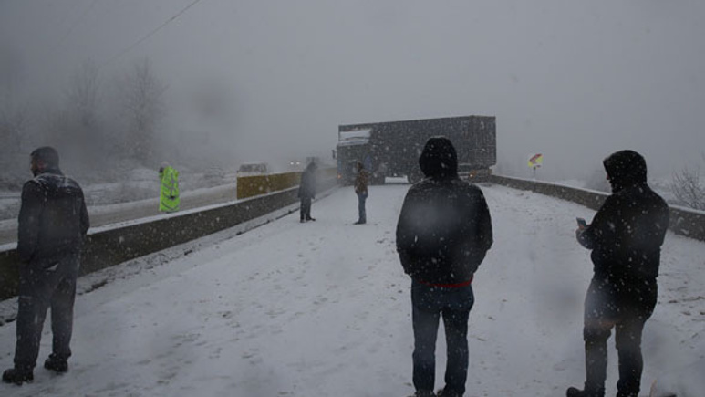 İki TIR makasladı! Ankara-İstanbul kara yolu trafiğe kapandı