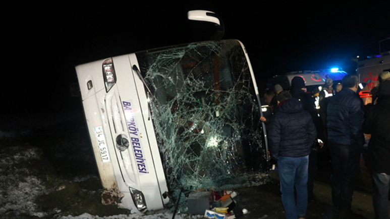 Amasya'da yolcu otobüsü devrildi: 2 ölü 35 yaralı