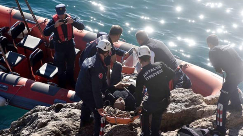 Antalya'da balık tutan adam 6 metreden kayalıklara düştü