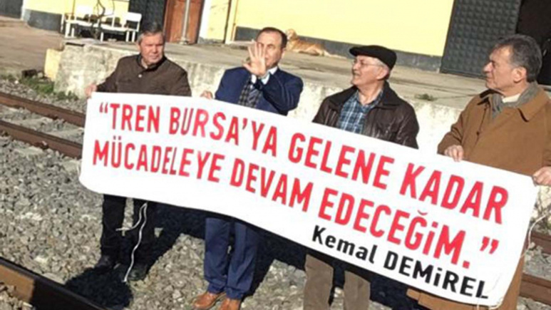 CHP'li eski vekil Demirel'den tren eylemi!