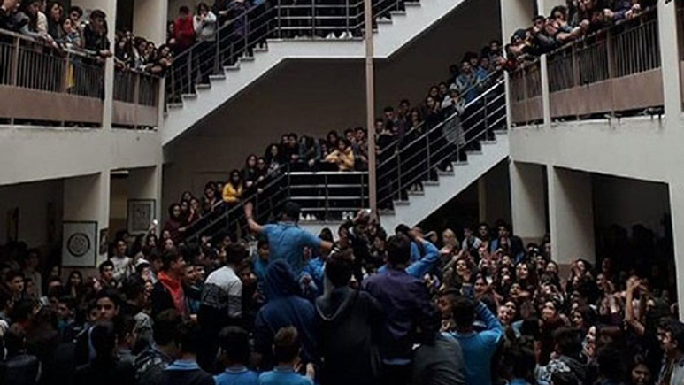 Okuldaki tacizi protesto eden öğrencilere skandal ceza! Hak ettikleri halde...